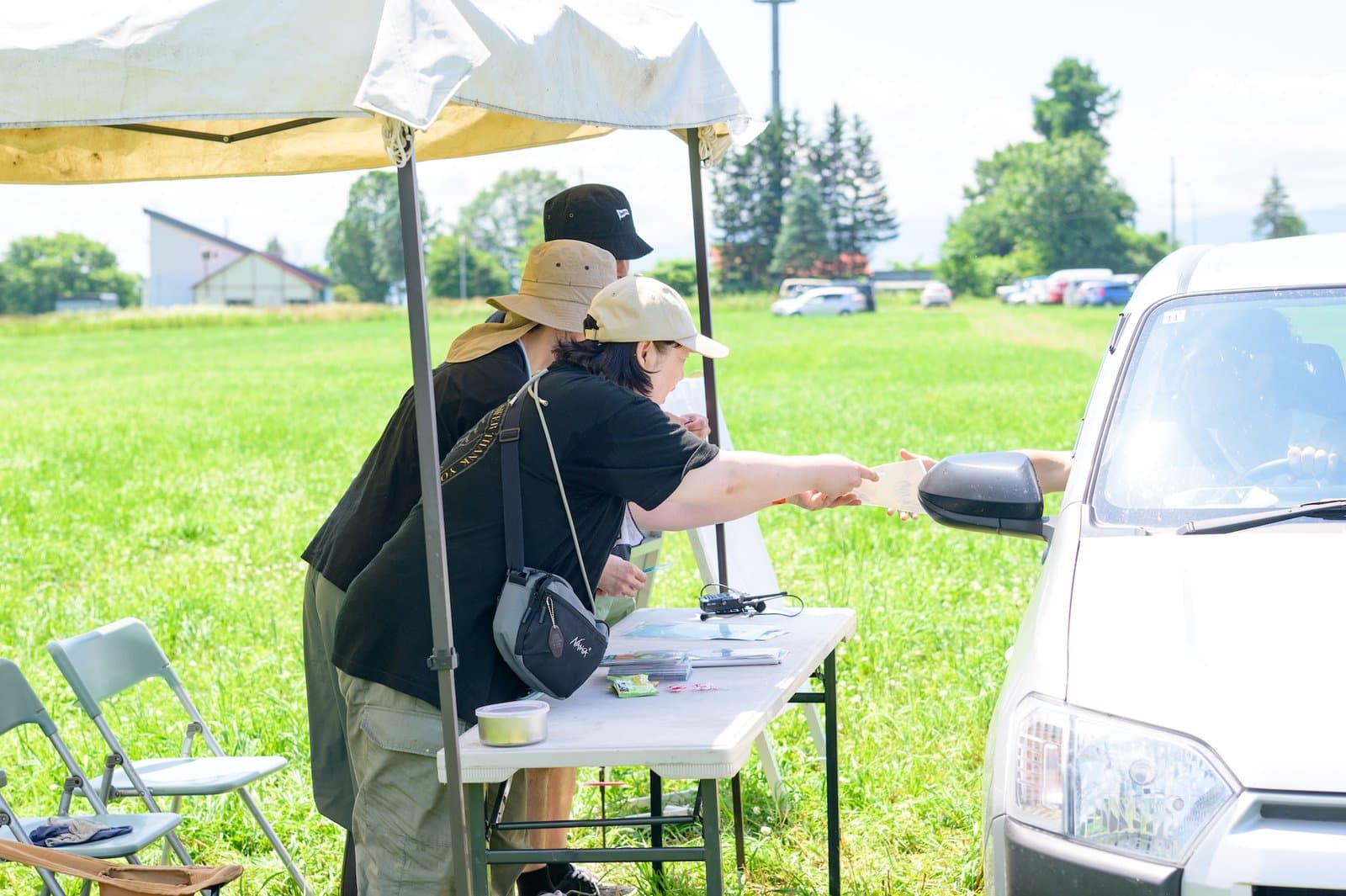 駐車券を手渡しするスタッフ