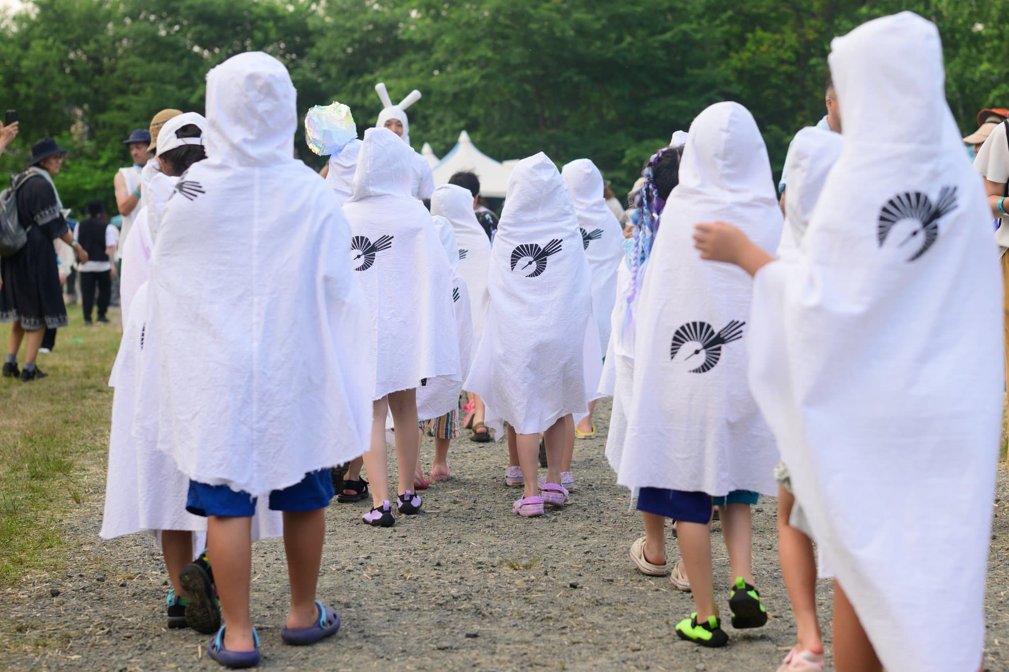 フレウの衣装をまとい、会場を練り歩く子どもたち